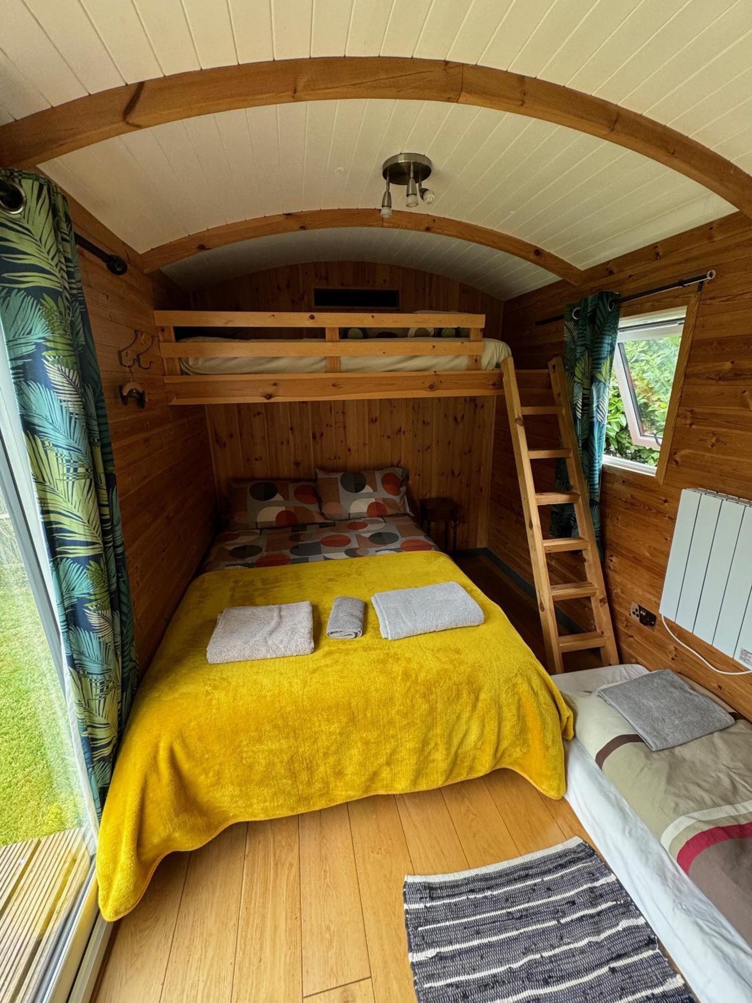 Unique Sheperds Hut Private Hot Tub, Ensuite & Kitchenette Clodock Esterno foto