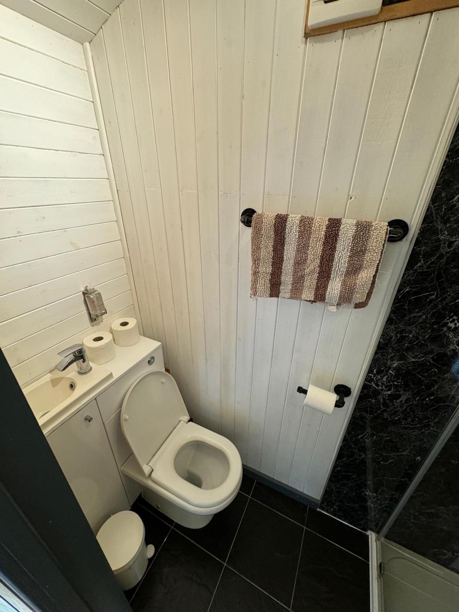 Unique Sheperds Hut Private Hot Tub, Ensuite & Kitchenette Clodock Esterno foto