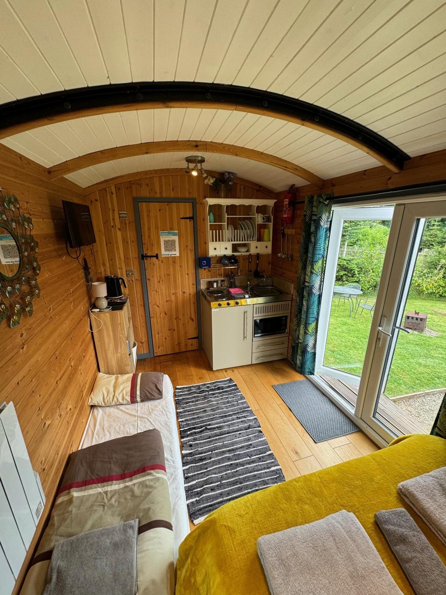 Unique Sheperds Hut Private Hot Tub, Ensuite & Kitchenette Clodock Esterno foto