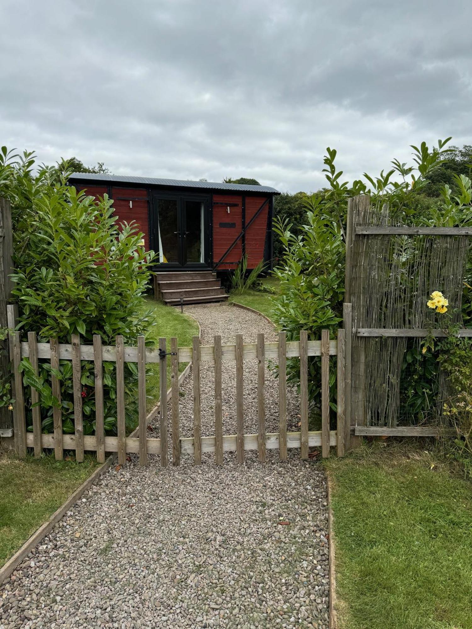 Unique Sheperds Hut Private Hot Tub, Ensuite & Kitchenette Clodock Esterno foto
